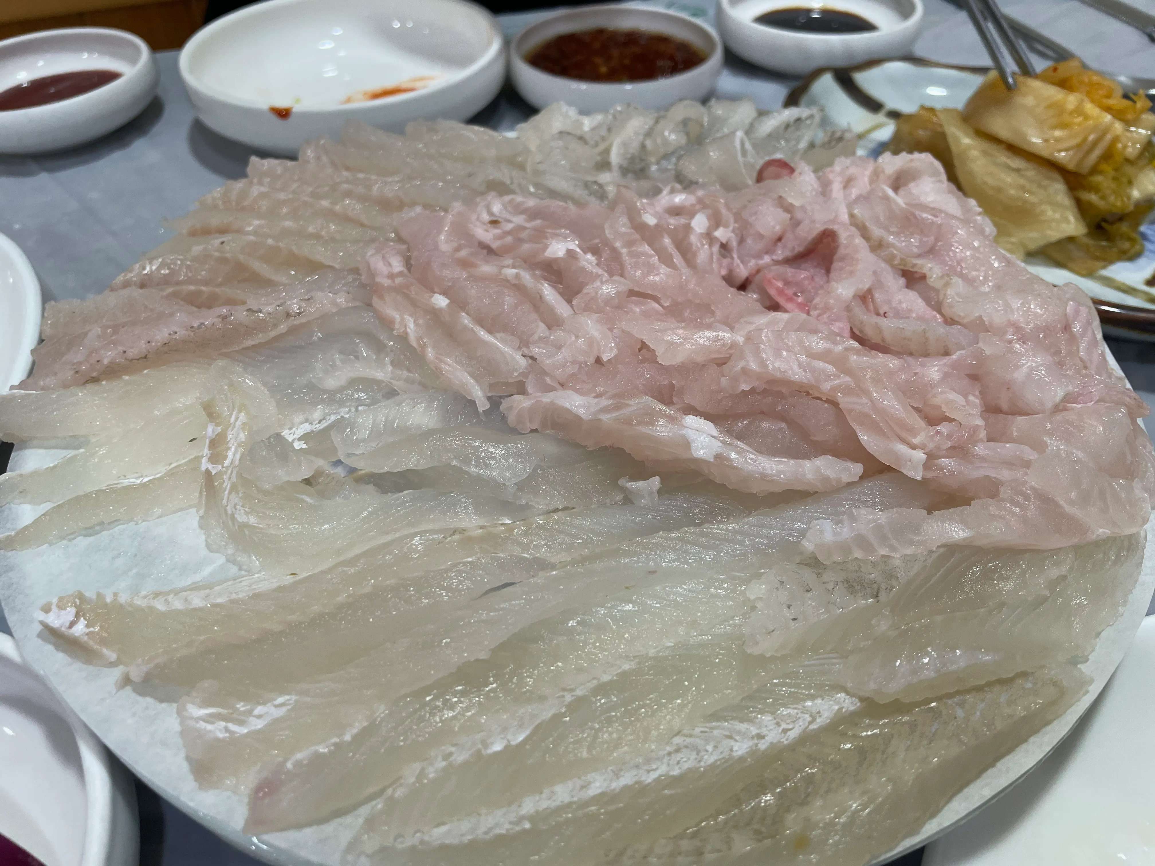 부산에서 먹은, 친구가 사준 회