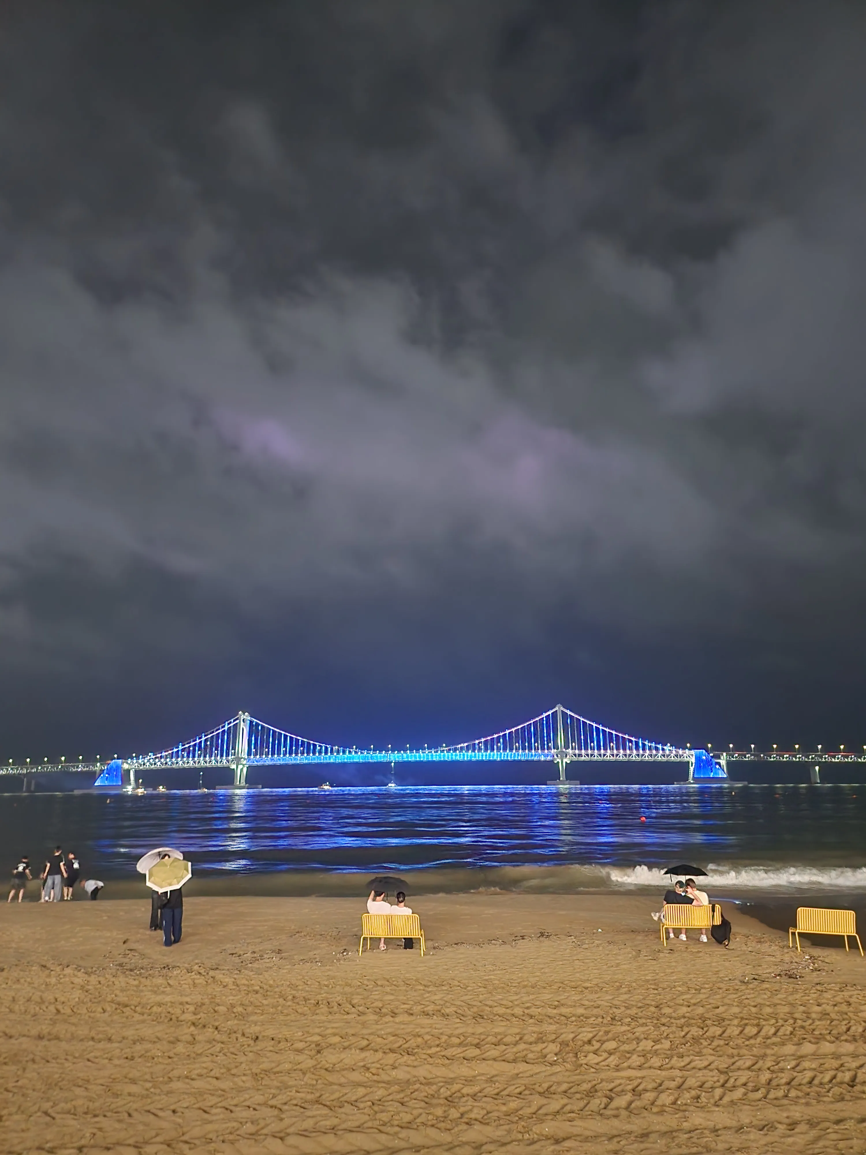 광안리 해변 벤치에 앉아있는
사람들