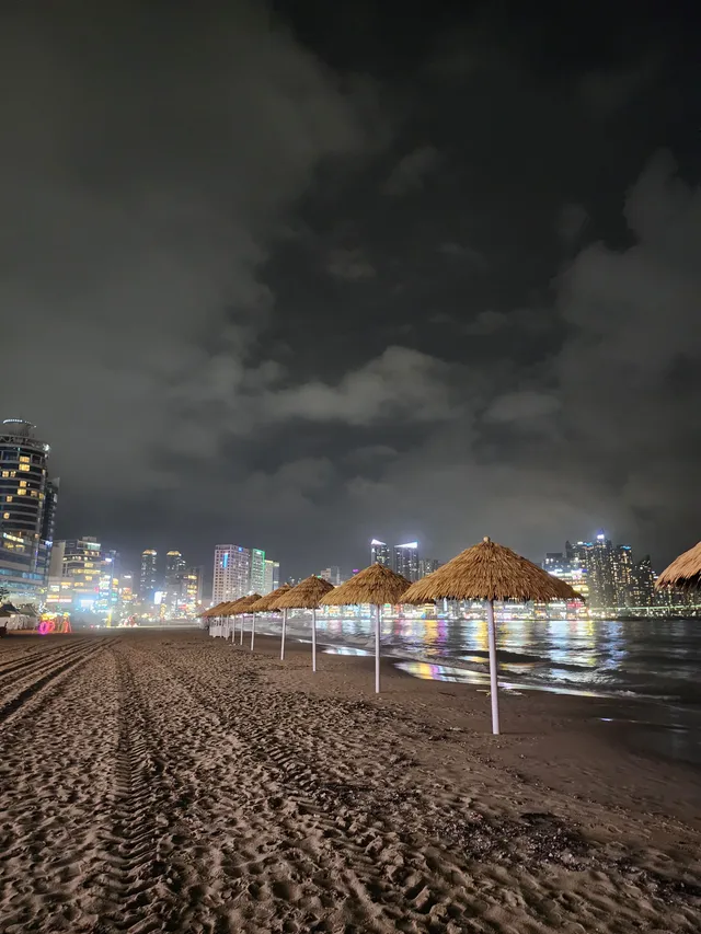 광안리 해변 파라솔들